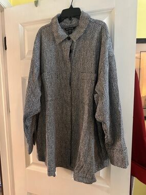 Athleta Black and White Patterned Button-Front shirt